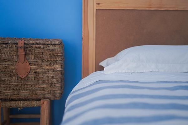 Cozy twin room accommodation for surfers